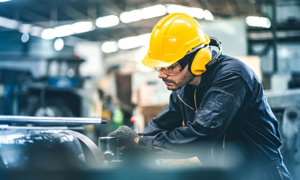 US private sector job growth slows for fourth straight week