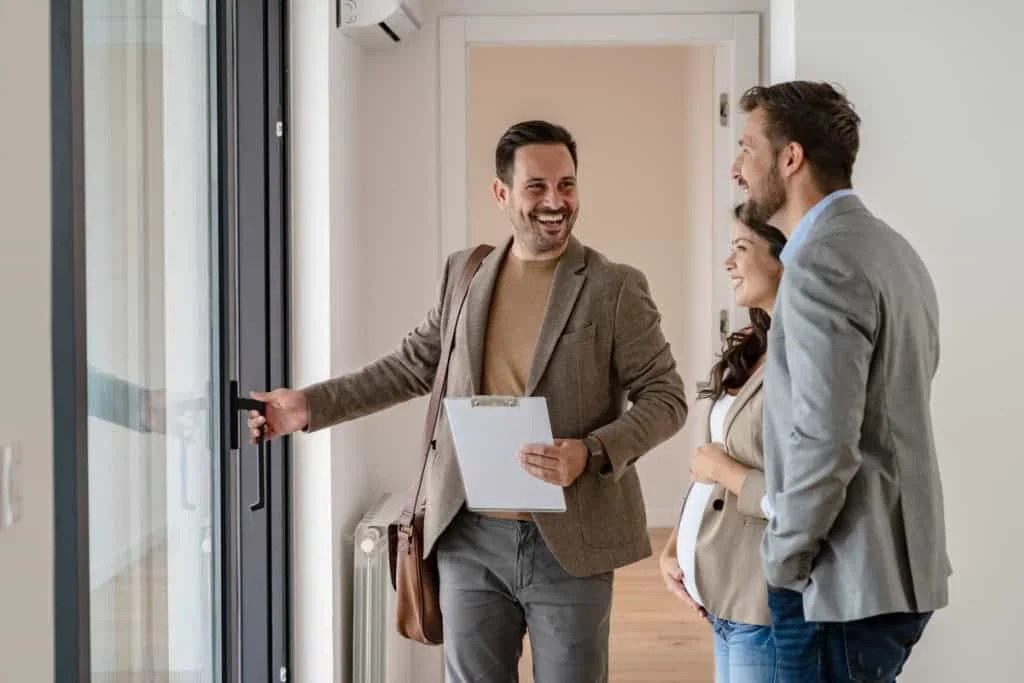 How Many Houses Do People Look at Before Buying and When to Make an Offer