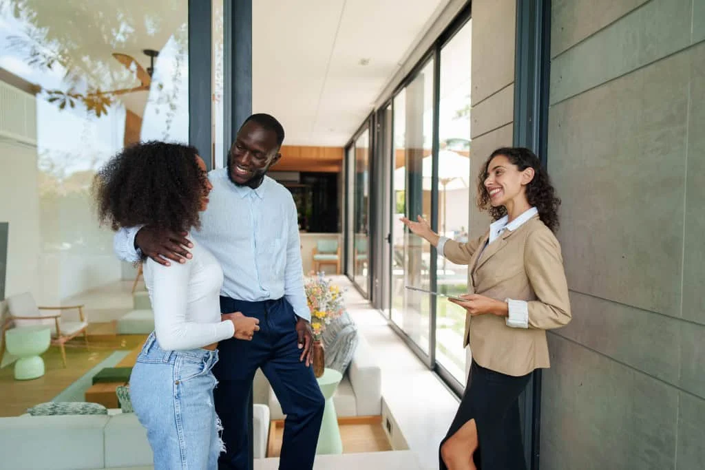 Virtual Tour vs. In-Person Showing: What Homebuyers Should Know